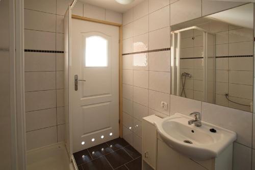 圣凯瑟琳Agroturystka Na Polanie的白色的浴室设有水槽和镜子