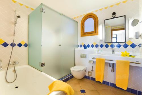 英格兰海滩海滨沙滩酒店的带浴缸、盥洗盆和卫生间的浴室