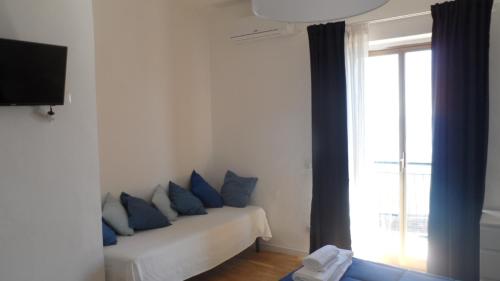 雷阿尔蒙特Bluoltremare的客房设有带蓝色枕头的沙发和窗户。