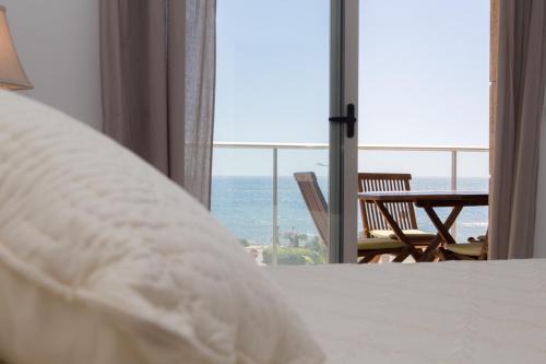 阿杜纳斯区Victoria Port Javea的一间卧室配有一张床,享有海景