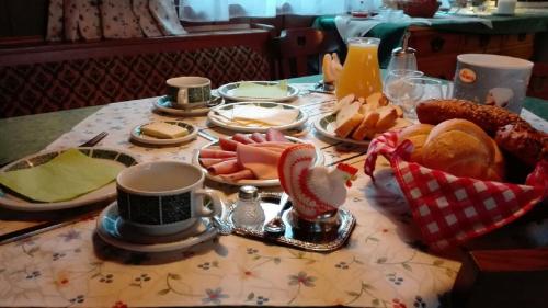 格绍霍桑堪姆布里克私家旅馆的一张桌子,上面有面包和咖啡