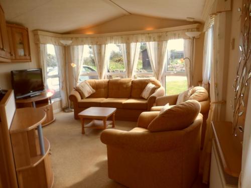 PerranzabuloePeace and quiet in countryside location near Perranporth的客厅配有两张沙发和一台电视机