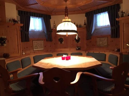 克林根塔尔Aschberg Chalet的用餐室配有红色蜡烛的桌子