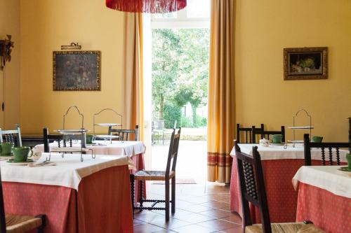 列尔加内斯阿拉尔卡索纳酒店的一间带桌椅的用餐室和窗户。