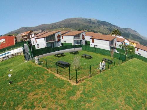 卡巴塞诺Cabañas La Senda Cabárceno的享有带庭院的房屋的空中景致