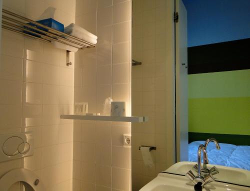 格罗宁根LABnul50 Groningen的一间带水槽、卫生间和镜子的浴室