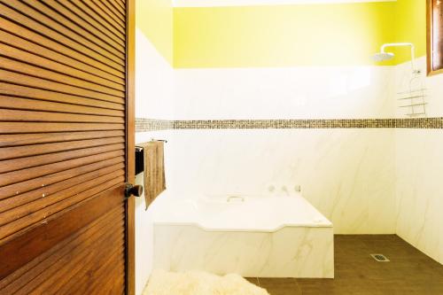 塞斯诺克Coal d' Vine VIEW - Cessnock NSW的一间带白色水槽和木门的浴室