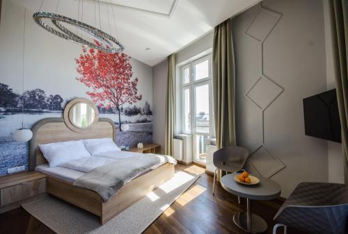 布达佩斯Lakeside Budapest Residences的一间卧室设有一张床和一个大窗户