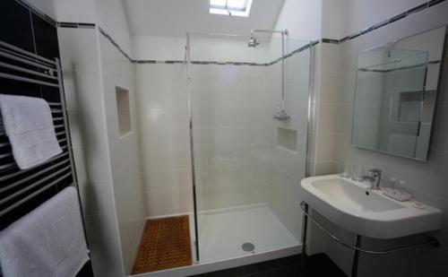 蒂克纳尔员工生活酒店的带淋浴和盥洗盆的白色浴室