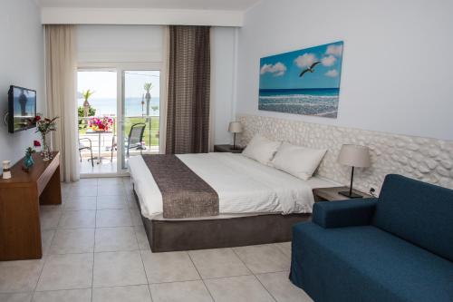 尼亚普拉莫斯Sea to See的酒店客房,配有床和沙发