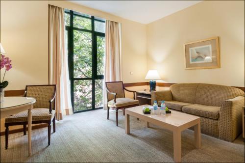 马德里巴西利卡广场酒店的客厅配有沙发、椅子和桌子