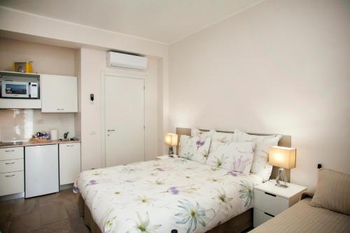 科尔马诺Appartamento Via Acquati 12 - Monolocale 2的一间卧室,床上放着鲜花