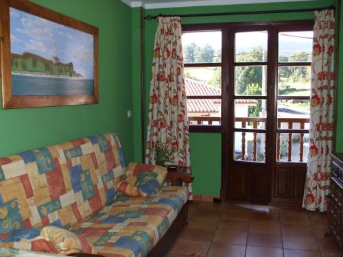 Totero拉克拉力扎公寓的带沙发的客厅和部分窗户。