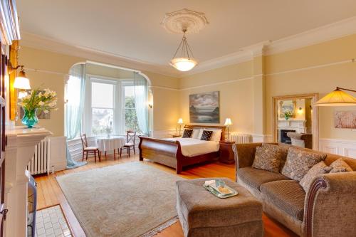 维多利亚费尔霍姆庄园酒店的客厅配有沙发和桌子