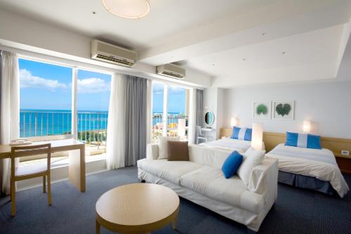 北谷町The Beach Tower Okinawa的客厅配有白色沙发和大窗户