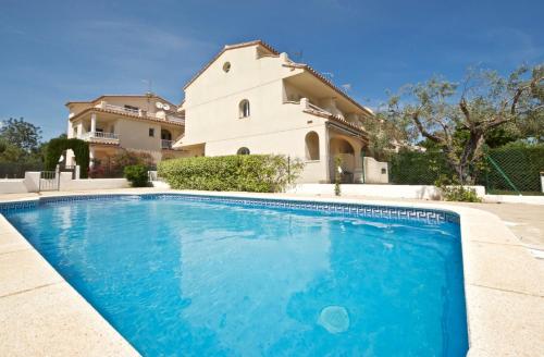 安波拉Casa Aoife的房屋前有游泳池的房子
