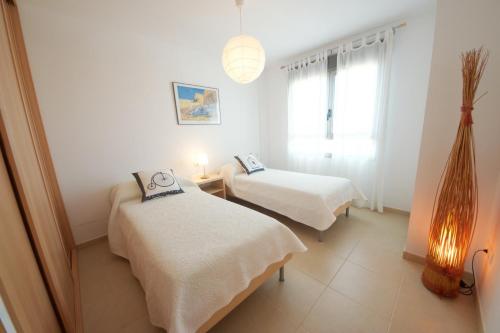 安波拉Casa Joana的客房设有两张床和窗户。