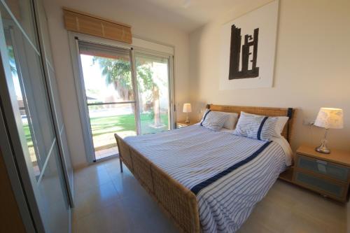 安波拉Villa Alegría的一间卧室设有一张床和一个大窗户