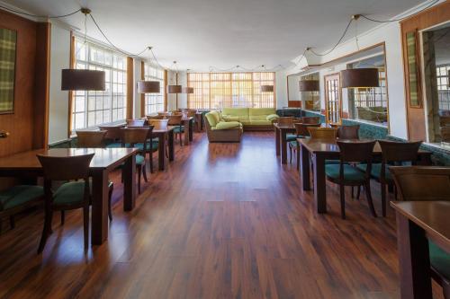比韦罗阿斯阿雷亚斯二号酒店的餐厅设有桌椅和沙发。