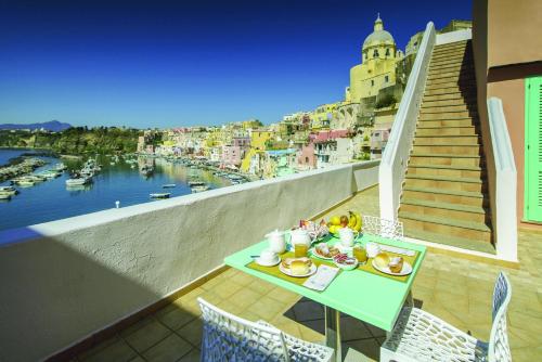 普罗奇达拉可丽切拉酒店的阳台上的餐桌,享有水景