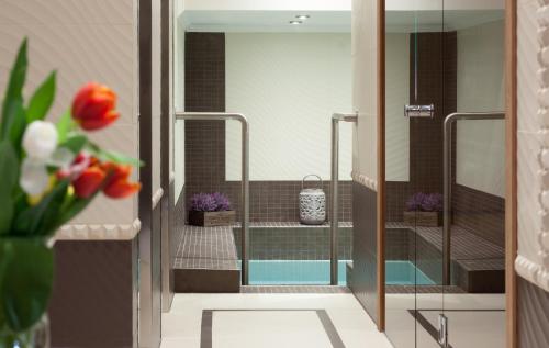 艾克塞西尔酒店的一间浴室