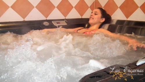 Braojos de la SierraLas Encarnas的女人坐在按摩浴缸里