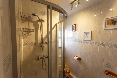 塞奇菲尔德The Hay Loft的带淋浴的浴室和玻璃门