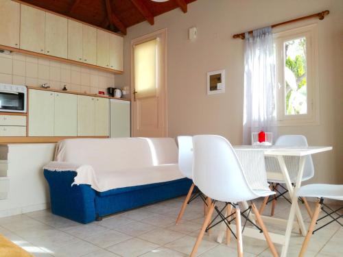 皮洛斯12 Gods Resort的厨房配有沙发和桌椅