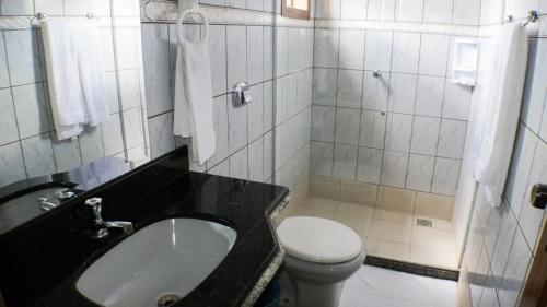 圣特雷莎Pousada Il Conventino的白色的浴室设有水槽和卫生间。