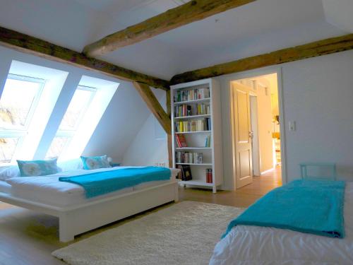 奔驰"Jugendliebe" in Benz auf Usedom的一间卧室设有一张床和一个书架