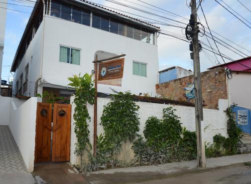莫罗圣保罗Pousada Bahia Inn的前面有木门的白色建筑