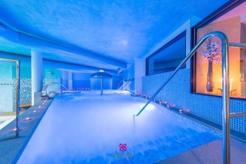 格罗韦罗拉特码头&Spa四星高级酒店的一座拥有蓝色灯光的游泳池