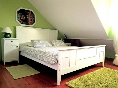 卡什泰拉Apartment Silvia的卧室配有白色的床和绿色的墙壁