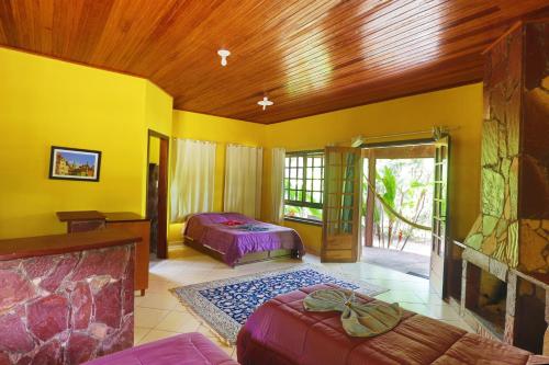 韦尔卡鲍Pousada Terras do Poente的一间卧室设有两张床和木制天花板