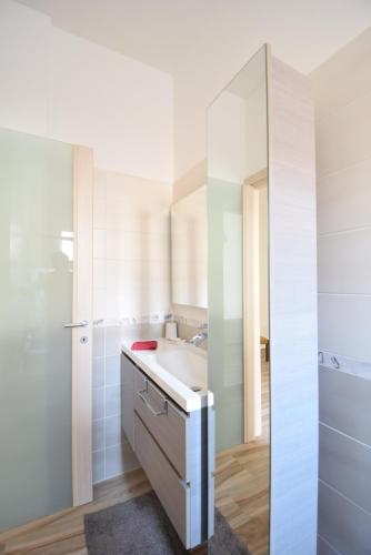 米兰Uptoyou的一间带水槽和镜子的浴室