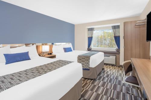 大洋城温德姆大海城市米克特尔旅馆和套房的酒店客房设有两张床和电视。