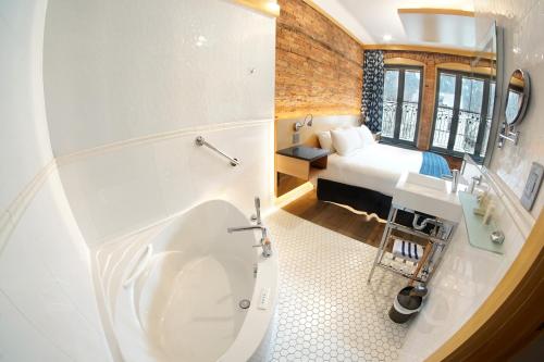尼尔逊Savoy Hotel的客房内设有带卫生间和盥洗盆的浴室