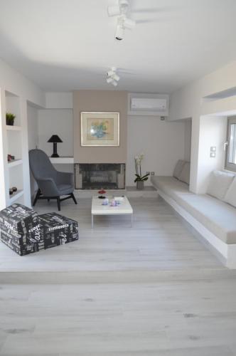 雅典Athens Riviera Loft的白色的客厅配有沙发和桌子