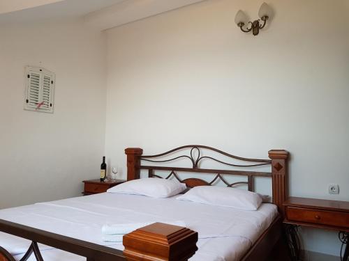 蒂瓦特Villa Look的一间卧室配有一张带木制床头板的床