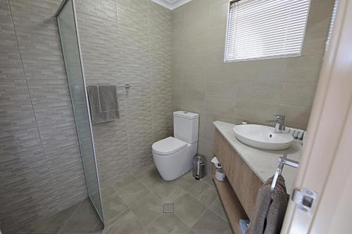 库努纳拉湖景公寓式酒店的浴室配有卫生间、盥洗盆和淋浴。