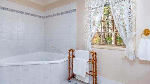 史丹霍普金银花山林小屋的带浴缸和窗户的浴室