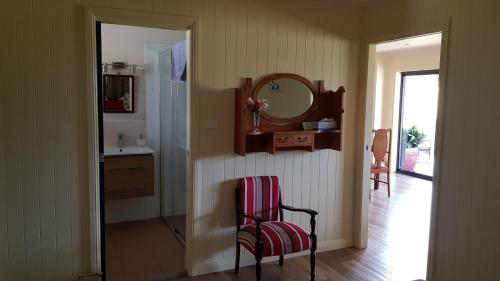 Glendon Brook金合欢旅舍的浴室设有椅子、水槽和镜子
