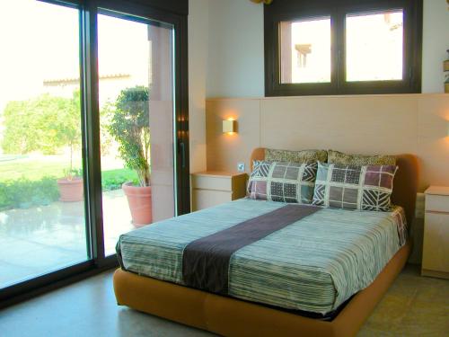 LastanosaLos Chicos de Lastanosa Hotel y Restaurante的一间卧室设有一张床和一个大窗户