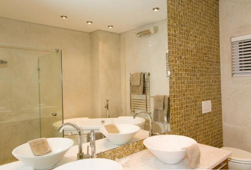 斯瓦科普蒙德Atlantik Sicht Apartment的浴室配有2个盥洗盆和1个浴缸。