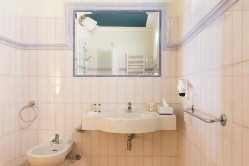蓬迪里亚托酒店的一间浴室