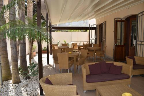法维尼亚纳伊尔波迪克酒店的庭院配有桌椅和树木