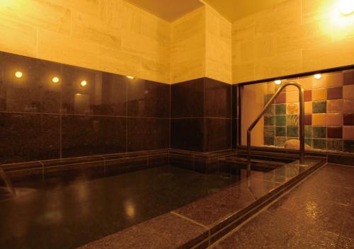 奈良奈良AB酒店的大型浴室设有带淋浴的大浴缸