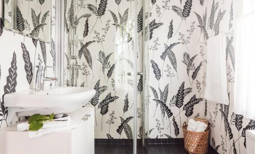 BroddetorpBosgårdens Cottages的浴室设有水槽和黑白墙纸。