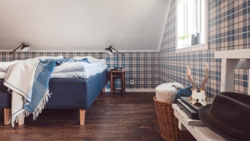 BroddetorpBosgårdens Cottages的一间卧室设有蓝色的床和窗户。
