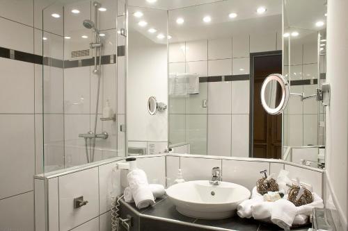 巴特拜尔索因索雅湖公园酒店的一间带水槽、淋浴和镜子的浴室
